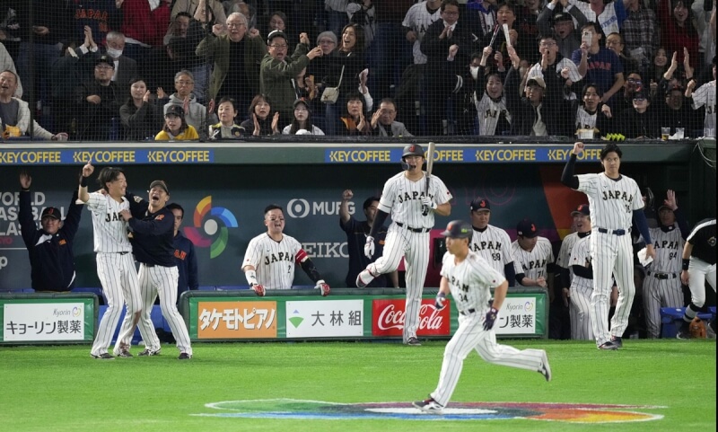 日本隊吉田正尚（前）8日在面對澳洲隊的比賽7局下，擊出2分打點全壘打，幫助球隊逆轉比分。（共同社）