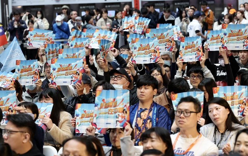 世界棒球經典賽（WBC）8日進行台韓大戰，中華電信在台北車站舉行「全台集氣 最強應援在中華」公播活動，讓球迷齊聚，一起為WBC台灣隊加油。中央社記者張皓安攝　115年3月8日