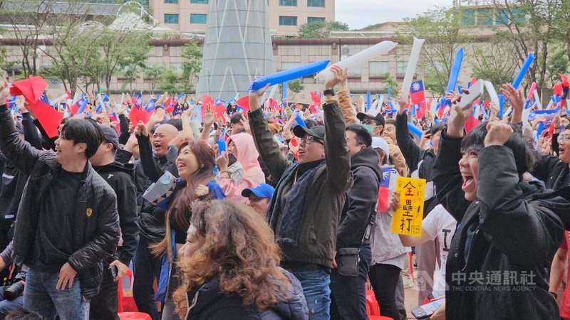 世界棒球經典賽（WBC）台灣隊8日對戰韓國隊，新北市政府在市民廣場舉辦直播應援派對，湧入數千名民眾熱情為台灣隊加油。中央社記者王鴻國攝　115年3月8日