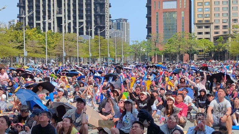 世界棒球經典賽（WBC）台灣隊8日與韓國隊交手，台中市政府上午在市府前廣場舉辦直播活動，適逢假日加上好天氣，擠滿許多民眾攜帶加油棒到場吶喊打氣。中央社記者蘇木春攝　115年3月8日