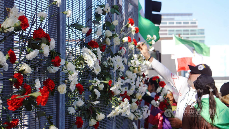 洛杉磯數百名海外伊朗人舉行示威，許多人向對伊朗軍事行動中喪生的美軍獻花。中央社記者林宏翰洛杉磯攝　115年3月8日