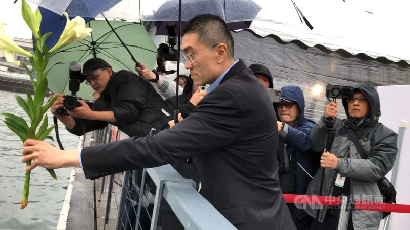 基隆市政府8日下午在海洋廣場舉辦228紀念追思活動，活動最後，市長謝國樑（前）將白色百合花拋下海中，表達對先人的追思與對和平的珍惜。中央社記者王朝鈺攝　115年3月8日