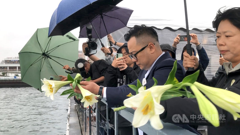 基隆市政府8日下午在海洋廣場舉辦228紀念追思活動,議長童子瑋(前右2)在活動最後將白色百合花拋下海中,表達對當年受難者的深切追思。中央社記者王朝鈺攝 115年3月8日