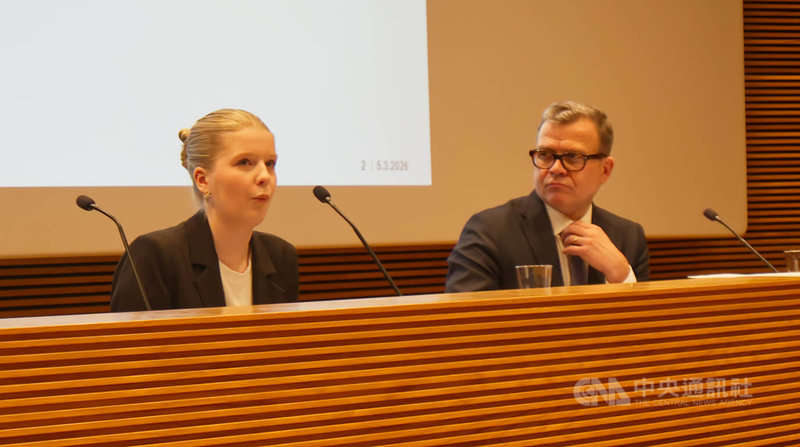 「一日總理」米科寧（左）與芬蘭總理歐爾波（右）同台發言中央社記者巫祈麟赫爾辛基攝 115年3月8日