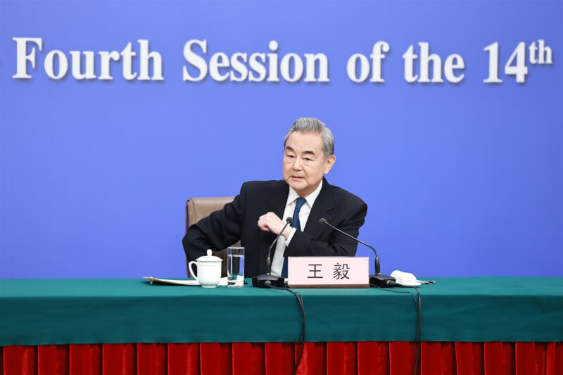 中國外交部長王毅8日在「兩會」外長記者會上表示，今年是中美關係的「大年」，高層交往的議程已經擺在「我們的桌面上」。（中新社提供）中央社  115年3月8日