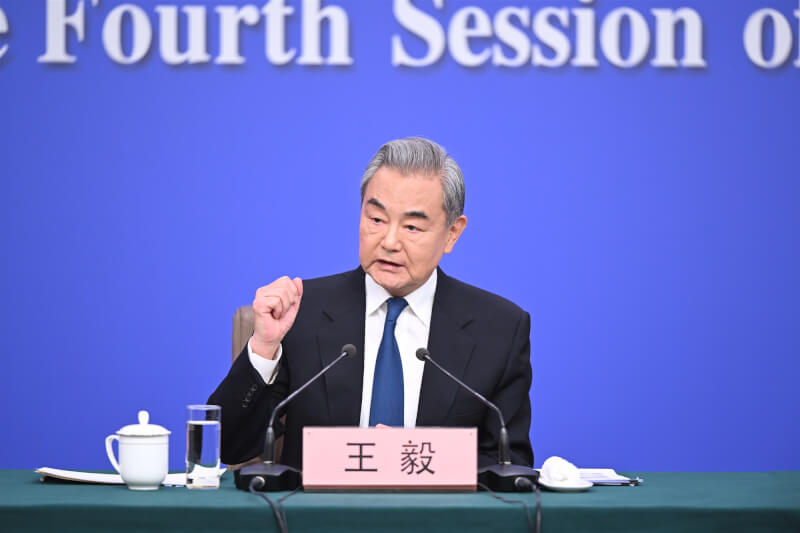 中國外交部長王毅在「兩會」外長記者會上表示，面對陷入戰火的中東，這是一場本不應該發生的戰爭，也是一場對各方都沒有好處的戰爭。（中新社提供）中央社 115年3月8日