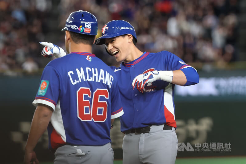 陳晨威（右）擊出安打上壘。中央社記者王騰毅東京攝 115年3月8日