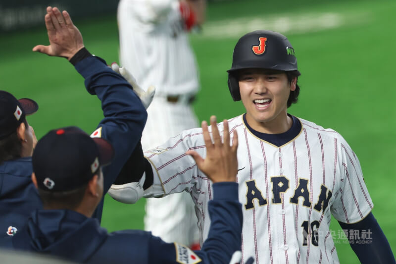 世界棒球經典賽（WBC）7日晚間在日本東京巨蛋進行日韓大戰，日本隊球星大谷翔平（圖）3局敲出陽春砲，連續2戰都開轟，回到休息區跟隊友開心互動。中央社記者王騰毅東京攝　115年3月7日