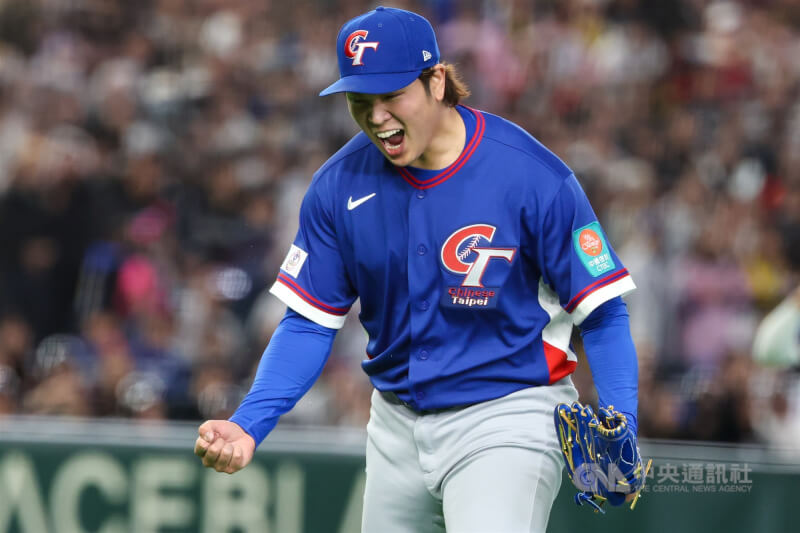 世界棒球經典賽（WBC）8日中午在日本東京巨蛋上演台韓大戰，台灣隊派出古林睿煬先發，3局賞韓國隊9上9下，振臂為自己加油吶喊。中央社記者王騰毅東京攝 115年3月8日