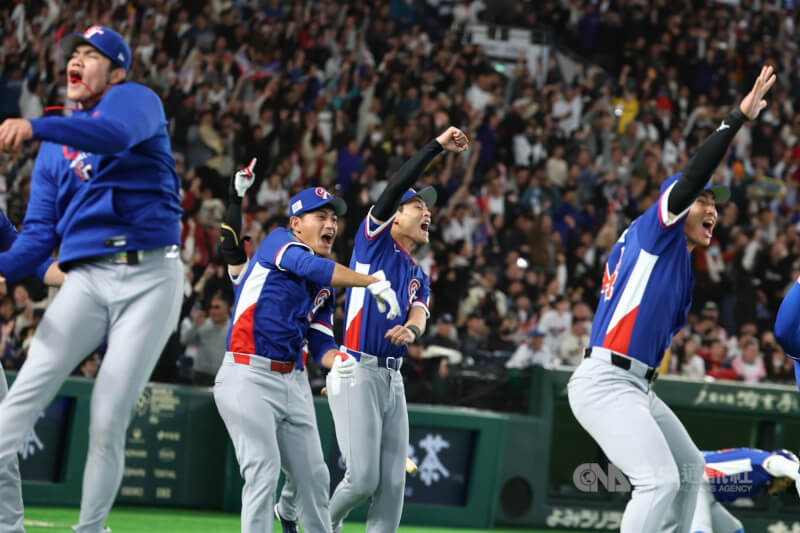 8局上台灣隊費柴德敲出2分砲逆轉比數，台灣隊友場邊高呼慶賀。中央社記者王騰毅攝 115年3月8日