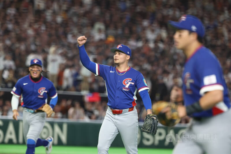 7局下，投手林凱威（中）登板拆彈，捕手林家正阻殺盜壘韓國跑者，化解韓國隊攻勢。中央社記者王騰毅東京攝 115年3月8日