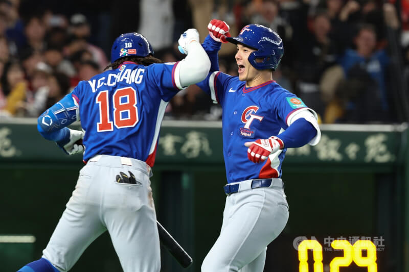 8局上台灣隊費柴德（右）敲出2分砲逆轉比數，與隊友擊肘慶賀。中央社記者王騰毅攝 115年3月8日