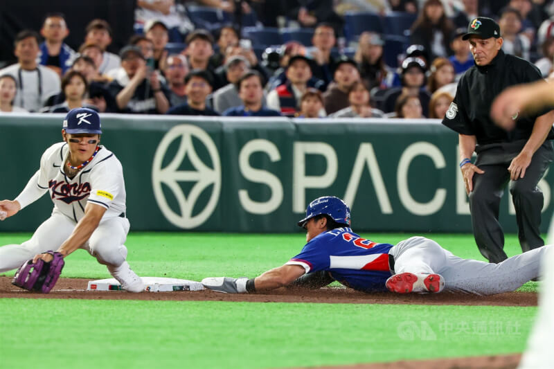 台灣隊10局換上陳傑憲（右）代跑，他成功靠隊友推進跑上三壘。中央社記者王騰毅東京攝 115年3月8日