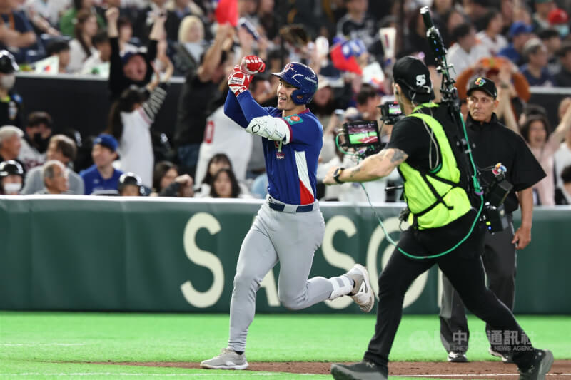 8局上台灣隊費柴德敲出2分砲，高舉勝利手勢繞壘接受歡呼。中央社記者王騰毅攝 115年3月8日