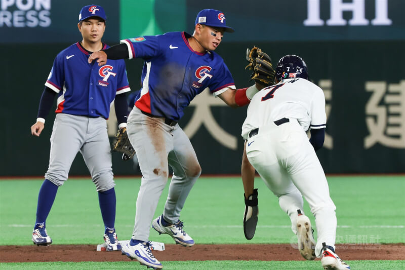 台灣隊3局下夾殺韓國隊跑者金周元（右）。中央社記者王騰毅東京攝　115年3月8日