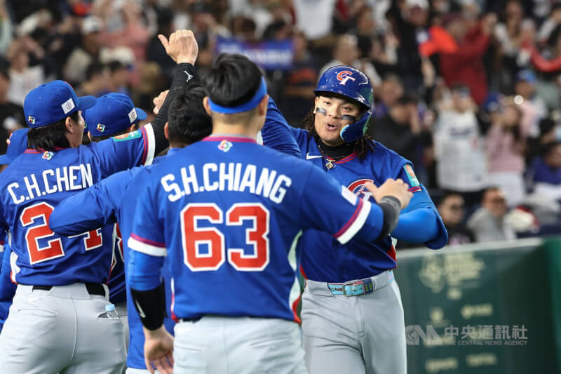 世界棒球經典賽（WBC）台韓大戰，2局台灣隊張育成（右）擊出陽春砲，奔回本壘後和台灣隊友擊掌慶賀。中央社記者王騰毅攝 115年3月8日