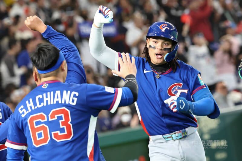 2局台灣隊張育成（右）擊出陽春砲後，振臂高呼與隊友擊掌互賀。中央社記者王騰毅攝 115年3月8日