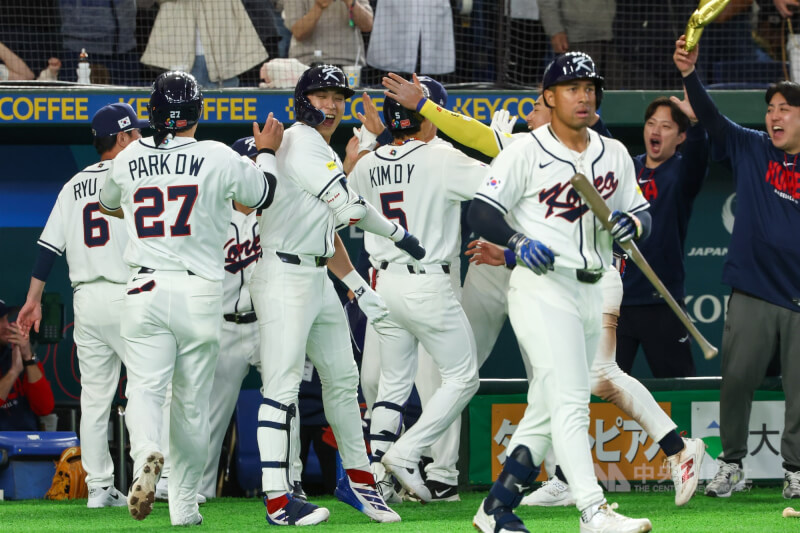 世界棒球經典賽（WBC）8日中午在日本東京巨蛋上演台韓大戰，6局下韓國打者金倒永敲2分砲，隊友高呼慶賀。中央社記者王騰毅東京攝  115年3月8日