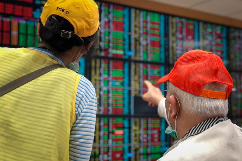 圖為台股看盤民眾。（中央社檔案照片）