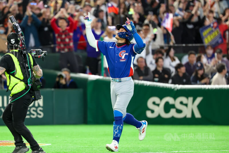 世界棒球經典賽（WBC）8日在東京巨蛋上演台韓大戰，2局台灣隊張育成擊出陽春砲，張育成高舉手勢完成跑壘。中央社記者王騰毅東京攝　115年3月8日