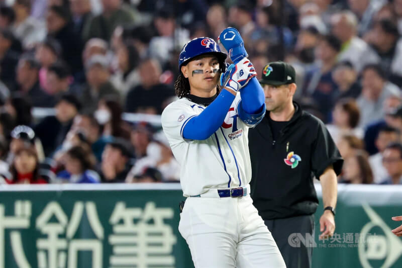 「國防部長」張育成敲出安打上壘，擺出慶祝手勢。中央社記者王騰毅東京攝　115年3月6日