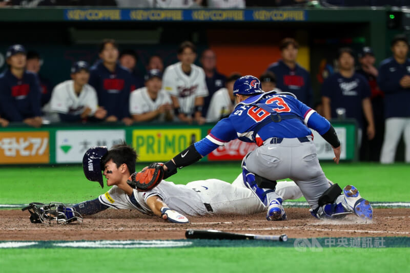 台灣隊10局成功在本壘前擋下一分。中央社記者王騰毅東京攝 115年3月8日