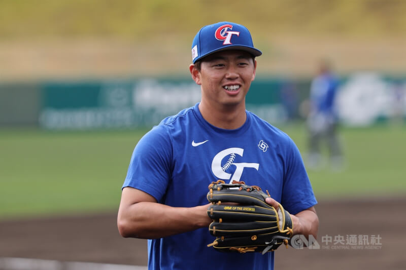 圖為台灣隊野手鄭宗哲賽前練習。中央社　115年3月3日