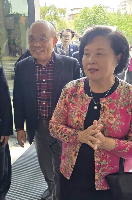 歌手楊烈「自由之地」巡迴演唱會8日繼續在台灣戲曲中心登場,前行政院長蘇貞昌(前左)與夫人詹秀齡(右)到場支持。(印太戰略智庫提供)中央社記者洪素津傳真 115年3月8日