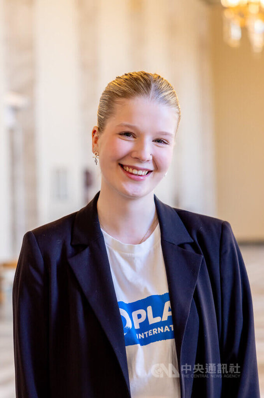  18歲的米科寧（Annika Mikkonen）出任芬蘭「一日總理」，她代表國際兒童人權組織「擘劃國際」（Plan International）參與「女孩當家」活動。照片提供：芬蘭總理辦公室（ Prime Minister’s Office ）中央社記者巫祈麟赫爾辛基傳真 115年3月8日