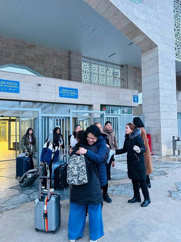 泰國首批從伊朗撤離的泰國公民於7日抵達土耳其後，相互擁抱。當局將為他們安排住宿、餐飲、救援物資包和其他必需品。（泰國外交部提供）中央社記者李宗憲曼谷傳真 115年3月8日