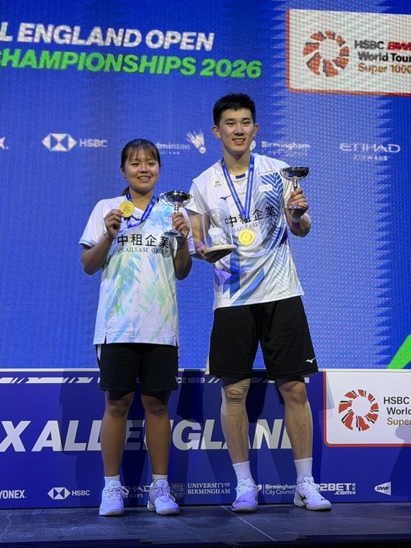BWF超級1000系列的全英羽球公開賽8日進行各組決賽，台灣混雙組合葉宏蔚（右）、詹又蓁（左）擊敗法國組合，賽後開心捧著冠軍盃留影。（教練劉佳城提供）中央社記者黎建忠傳真　115年3月8日