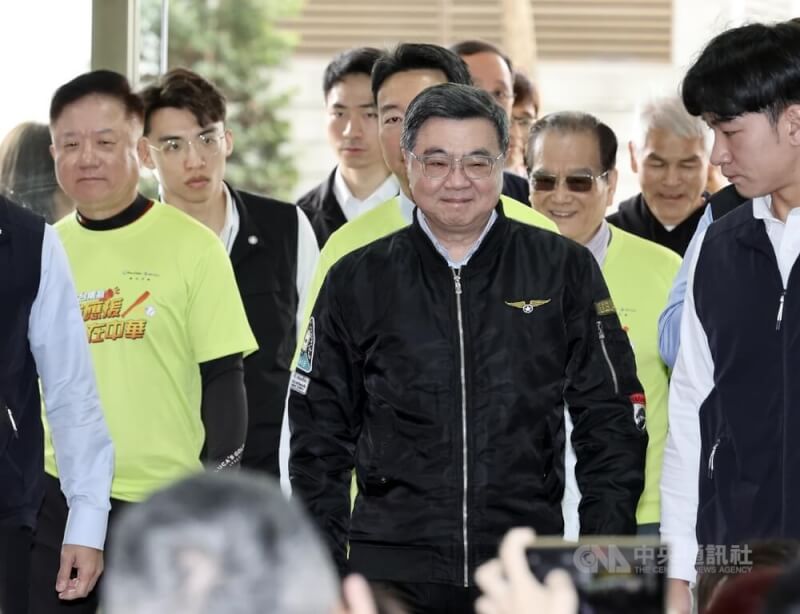 行政院長卓榮泰（前中）8日在台北受訪表示，7日休假去日本東京為WBC台灣隊加油，是自費且私人的活動，唯一安排就是與國人一起為Team Taiwan加油，沒有其他任何目的。中央社記者張皓安攝 115年3月8日