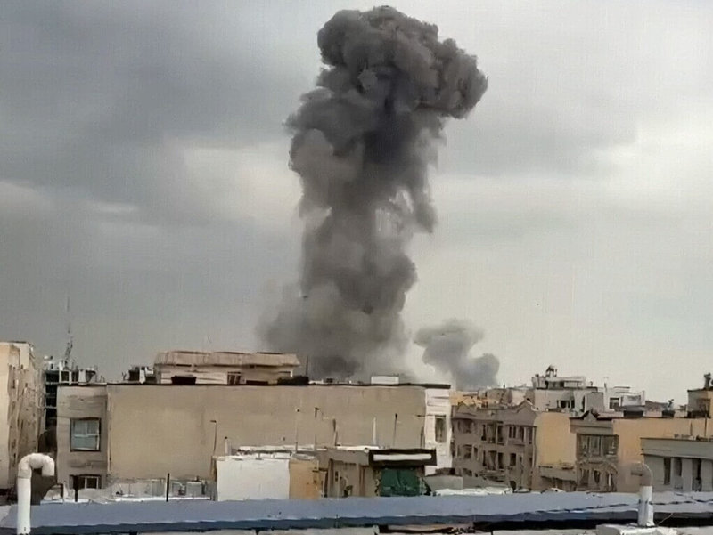 美國與以色列聯手空襲伊朗,德黑蘭天空冒起濃煙,有部分伊朗民眾聚集在頂樓,為此歡呼。(受訪者提供)中央社記者林宏翰洛杉磯傳真 115年3月9日