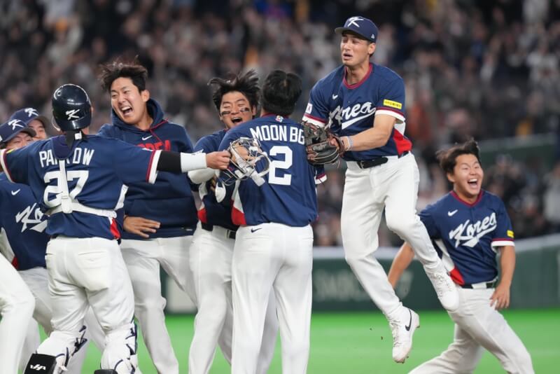 世界棒球經典賽韓國隊9日以7比2擊敗澳洲隊晉級複賽，球員賽後衝上場擁抱慶祝。（美聯社）