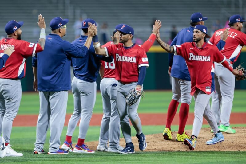 圖為巴拿馬球員擊敗加拿大後，擊掌慶祝勝利。（美聯社）