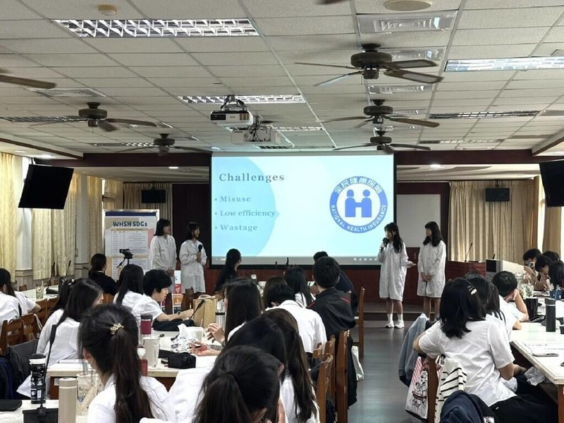 教育部國民及學前教育署自114學年起推動「補助高級中等學校校園雙語生活化學習計畫」，台中市文華高中辦理SDGs（永續發展）主題全英語簡報活動，引導學生以英語表達觀點、回應全球議題，強化英語整合運用能力。（國教署提供）中央社記者許秩維傳真　115年3月9日