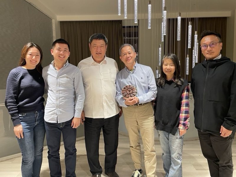 駐沙烏地阿拉伯代表張治平(左3)偕駐處人員探視滯留卡達台灣人。(外交部提供)中央社記者楊堯茹傳真 115年3月9日