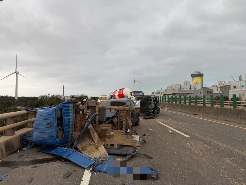 台61線高架北上43.7公里觀音段9日上午發生一起5車交通事故，共4人受傷，其中2人呈現到院前心肺功能停止狀態，詳細事故原因有待後續調查。（桃園市警察局大園分局提供）中央社記者吳睿騏桃園傳真　115年3月9日