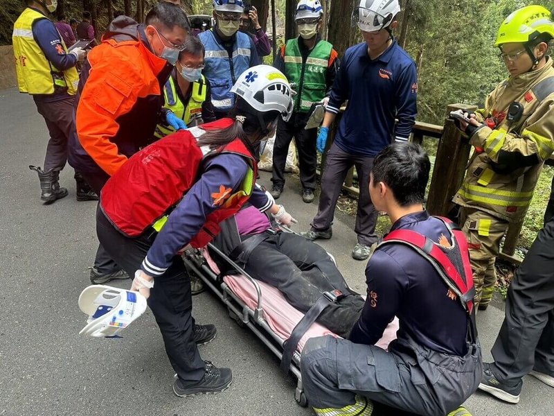 南投縣杉林溪森林遊樂區1輛遊園接駁車9日不明原因墜落山谷，南投縣消防局獲報後啟動傷患救治及後續救護作業。（民眾提供）中央社記者蕭博陽傳真　115年3月9日
