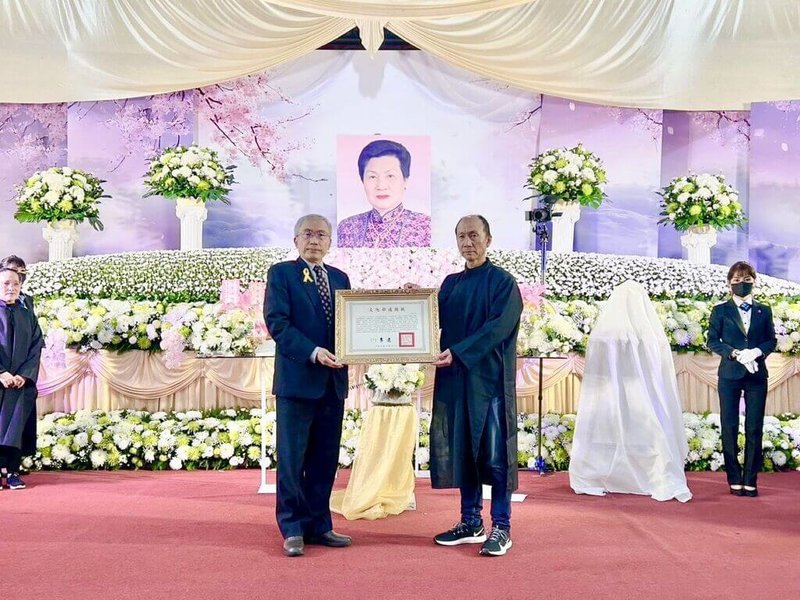 新北市傳統表演藝術「歌仔戲」保存者王束花辭世，告別式9日舉行，文化部文化資產局長陳濟民（中左）代表頒贈文化部旌揚狀，由王束花長子林金龍（中右）代表受贈。（文化資產局提供）中央社記者趙靜瑜傳真　115年3月9日