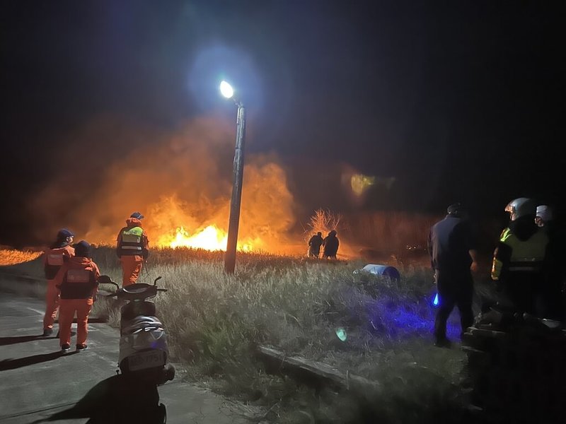 澎湖縣消防局9日晚間接獲報案，指望安鄉西安村有雜草燃燒情形，隨即派員前往搶救，部署水線進行滅火作業。（望安分局提供） 中央社　115年3月9日