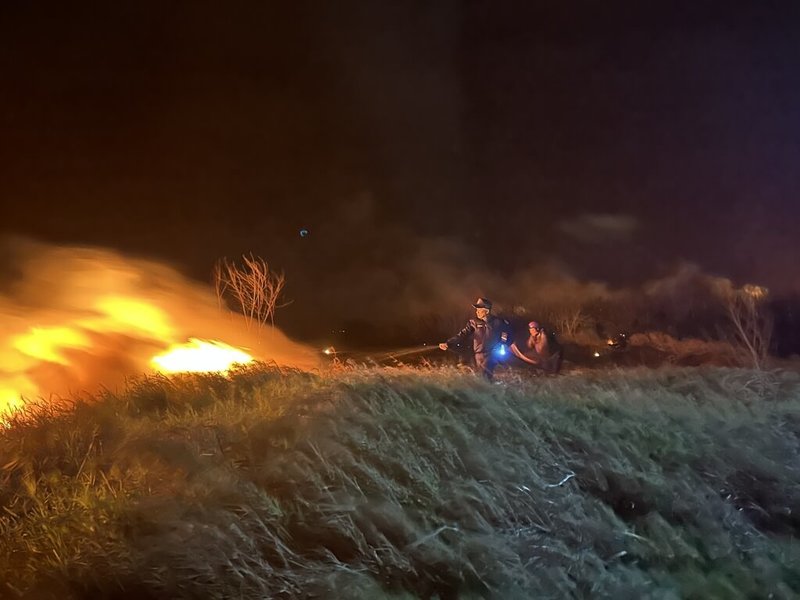澎湖縣望安鄉西安村9日晚間發生雜草火警，由於地形空曠且風勢強勁，火勢迅速向周邊延燒，救援工作持續進行。（望安分局提供） 中央社　115年3月9日