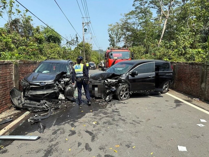 李姓男子8日涉酒駕行經嘉義縣番路鄉的鄉道，與對向何姓男子駕駛的自小客車發生對撞事故，李男妻子送醫不治，其他8人輕重傷。圖為2車對撞情形，車頭均嚴重扭曲變形。（警方提供）中央社記者黃國芳傳真　115年3月9日
