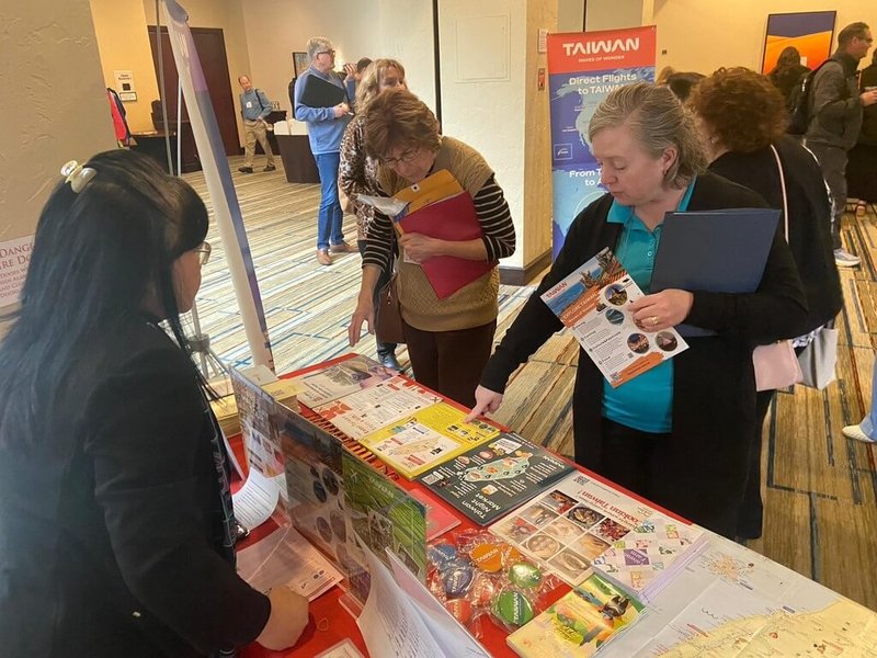 觀光署2月時在西雅圖舉辦的美國西北地區扶輪社領導人論壇設展攤,向700名扶輪社友說明台灣觀光資訊,反應高度熱烈。(觀光署舊金山辦事處提供)中央社記者程愛芬溫哥華傳真 115年3月9日