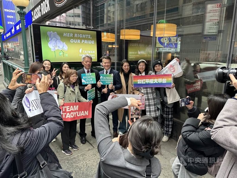 來自台灣的性平與女性權益民間團體代表及外交部等部會官員,在紐約地鐵站口台灣廣告前啟動台灣性平週宣傳活動。中央社記者廖漢原紐約攝 115年3月9日