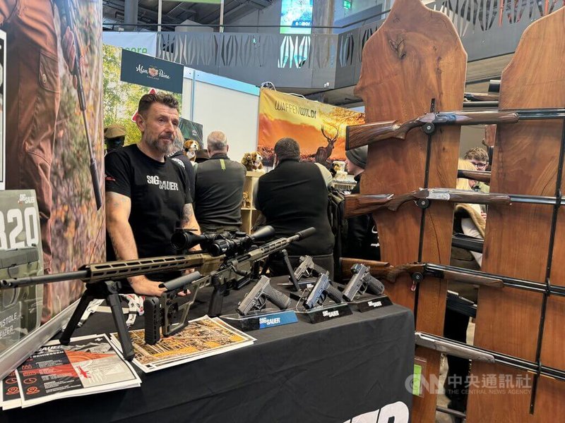 瑞士武器製造商展售最新的瑞士製造槍枝與進口產品。一年一度的狩獵展是專業交流的園地。中央社記者郭芳君瑞士阿爾高州攝 115年3月9日