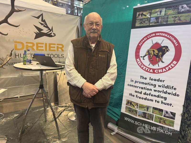 80歲的瑞士獵人德瑞爾(Erich Dreier)從小就打獵,18歲取得獵人執照,打獵需要,秋冬在在山林間抗低溫活動,是強身的活動。中央社記者郭芳君瑞士阿爾高州攝 115年3月9日