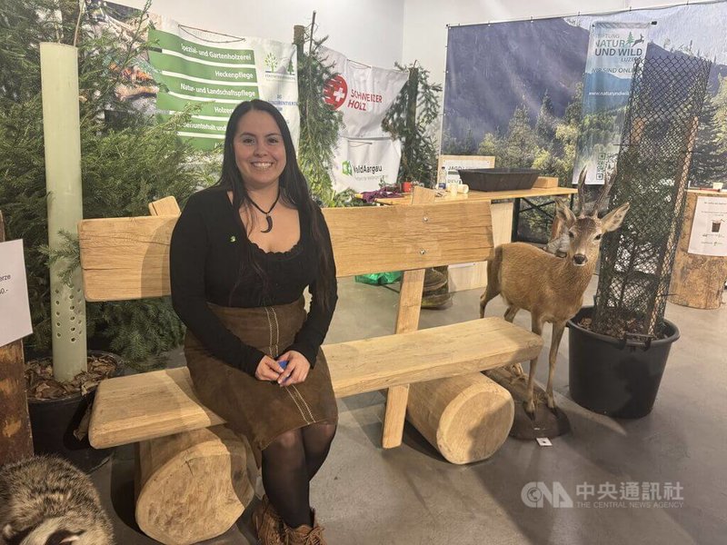 女獵人布洛許(Sabrina Bloch)認為,打獵是一個在大自然裡的冥想,喜歡山林自然是成為獵人的先決條件。中央社記者郭芳君瑞士阿爾高州攝 115年3月9日