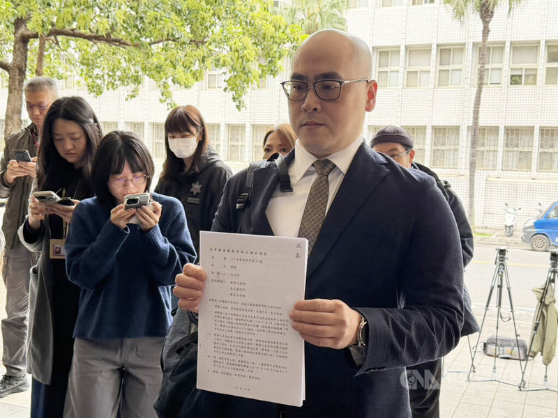 民眾黨前主席柯文哲被控涉及京華城等案，台北地方法院將於26日宣判。柯文哲為參加兒子東京大學24日畢業典禮，9日上午委請律師蕭奕弘（前）赴法院聲請暫時解除23日至25日限制出境。中央社記者劉世怡攝　115年3月9日