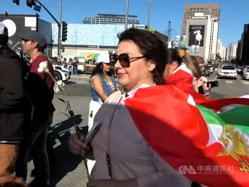 近幾月伊朗爆發示威潮，海外伊朗人也在世界各城市響應，現居美國的席瑪身披舊王朝時代旗幟，幾乎每個週末上街。中央社記者林宏翰洛杉磯攝　115年3月9日